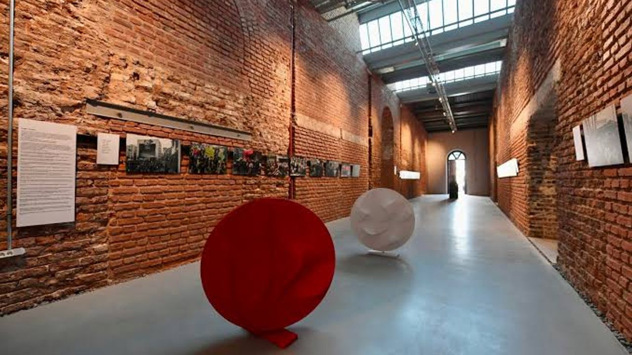 ١٩. استانبول بیەنالی فسهانەدە: صاواش تماسییله آچیق چاغری باشلادی – 19. İstanbul Bienali Feshane’de: Savaş Temasıyla Açık Çağrı Başladı