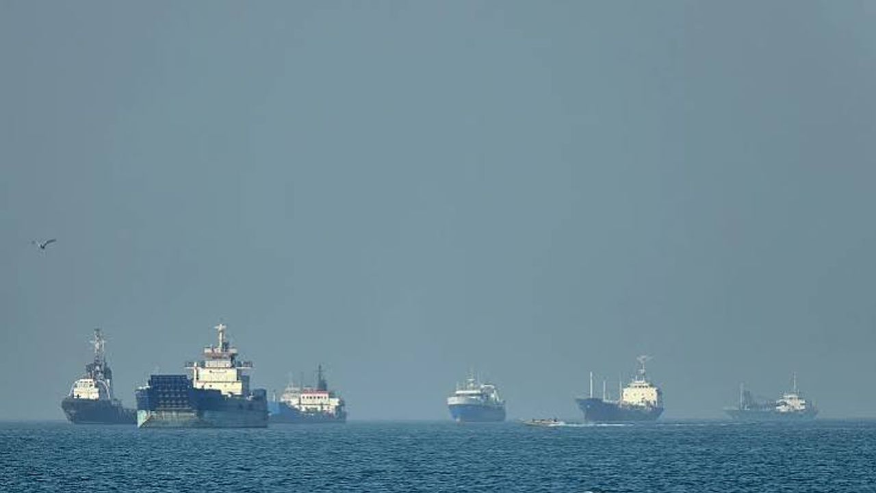 ایرانلی قوموتان سییاری: “هرمز بوغازی قپالیدر”، گچیشلر قوئوردینەلی اولملی – İranlı komutan Seyyari: “Hürmüz Boğazı kapalıdır”, geçişler koordineli olmalı