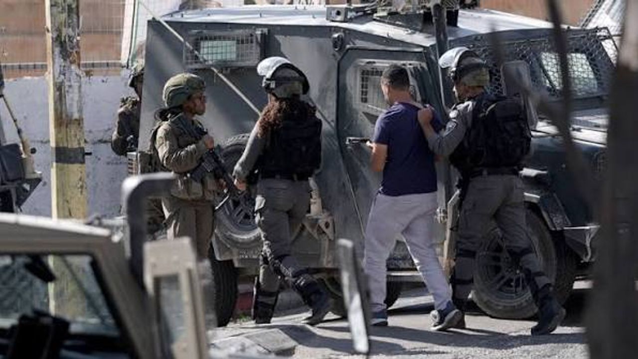 باتی شرعیەدە عسکر أونیفورمەلی اسرائیللیلر بر أوده فلسطینلی عائلەیی داربەتدی – Batı Şeria’da asker üniformalı İsrailliler bir evde Filistinli aileyi darbetti