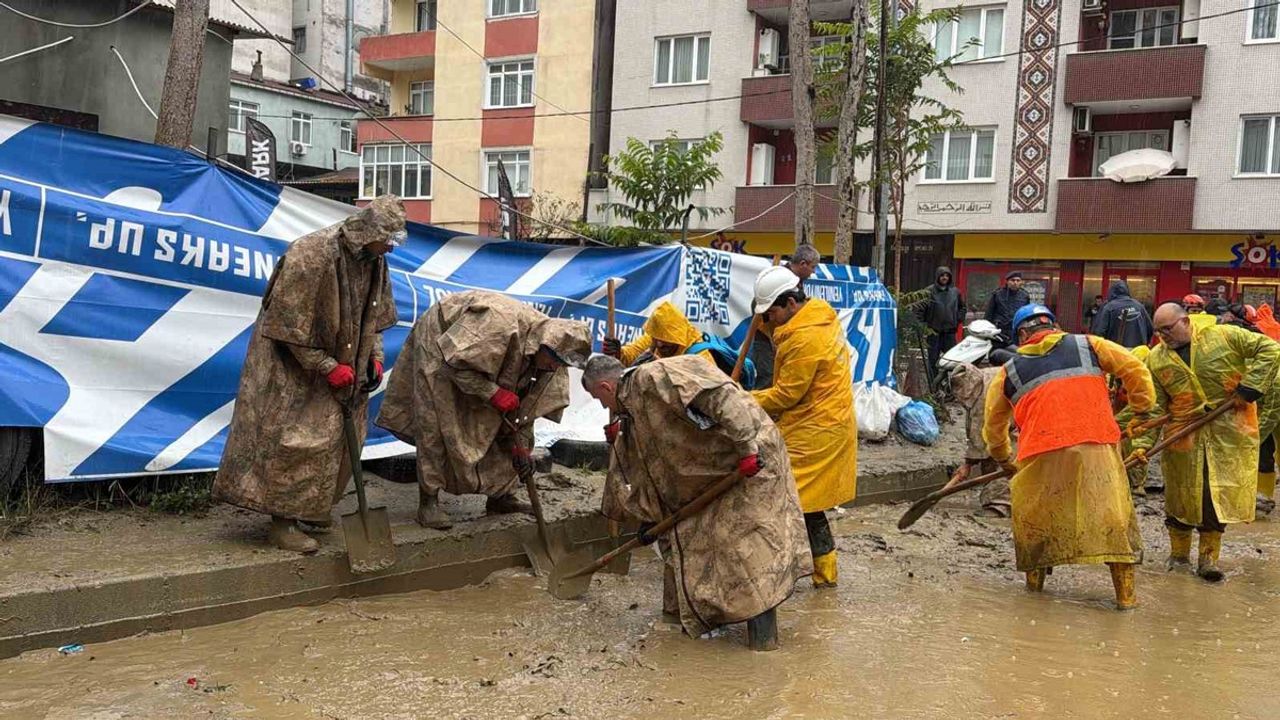 آیازاغەدە سیل صوڭرەسی تمیزلك چالیشمەلری سورویور – Ayazağa’da sel sonrası temizlik çalışmaları sürüyor