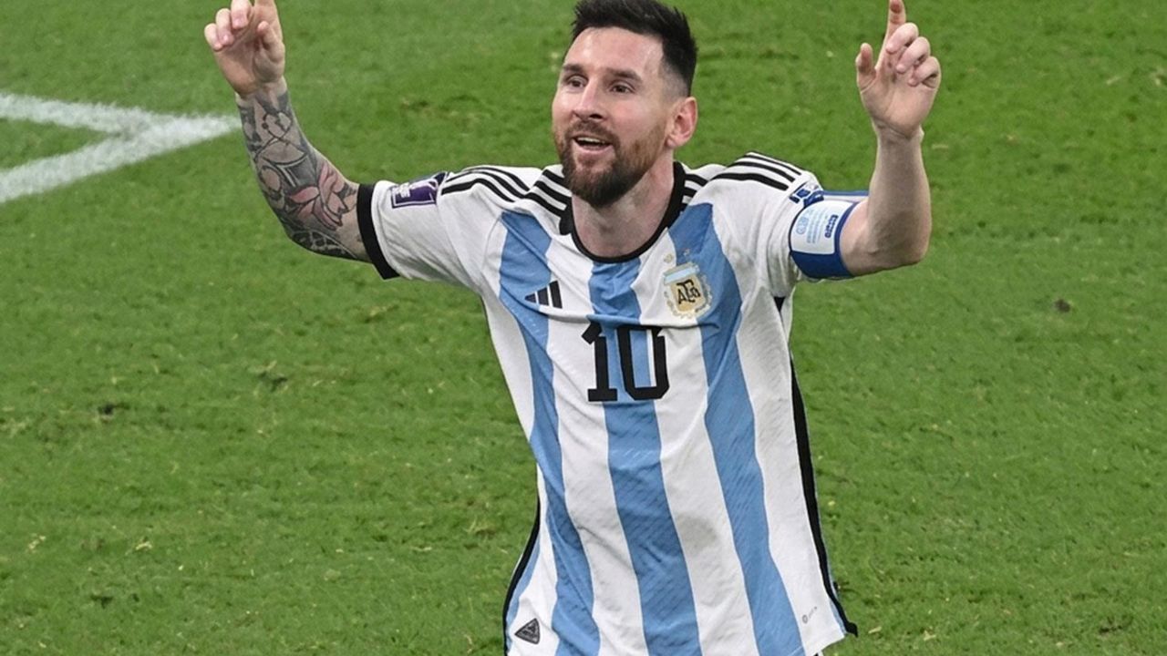 مسّینڭ ملی طاقیمدەكی صوڭ ماچندە گییەجگی أوزل فورمه طانیتیلدی – Messi’nin milli takımdaki son maçında giyeceği özel forma tanıtıldı