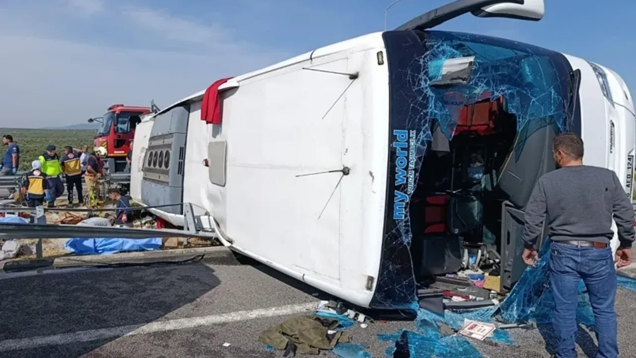 آقحیسارداقی قضادە ١١ کیشی أولدی؛ گوز آلتیندەكی ٣ شوفور عدلیەیە سوق ایدیلدی – Akhisar’daki kazada 11 kişi öldü; gözaltındaki 3 şoför adliyeye sevk edildi