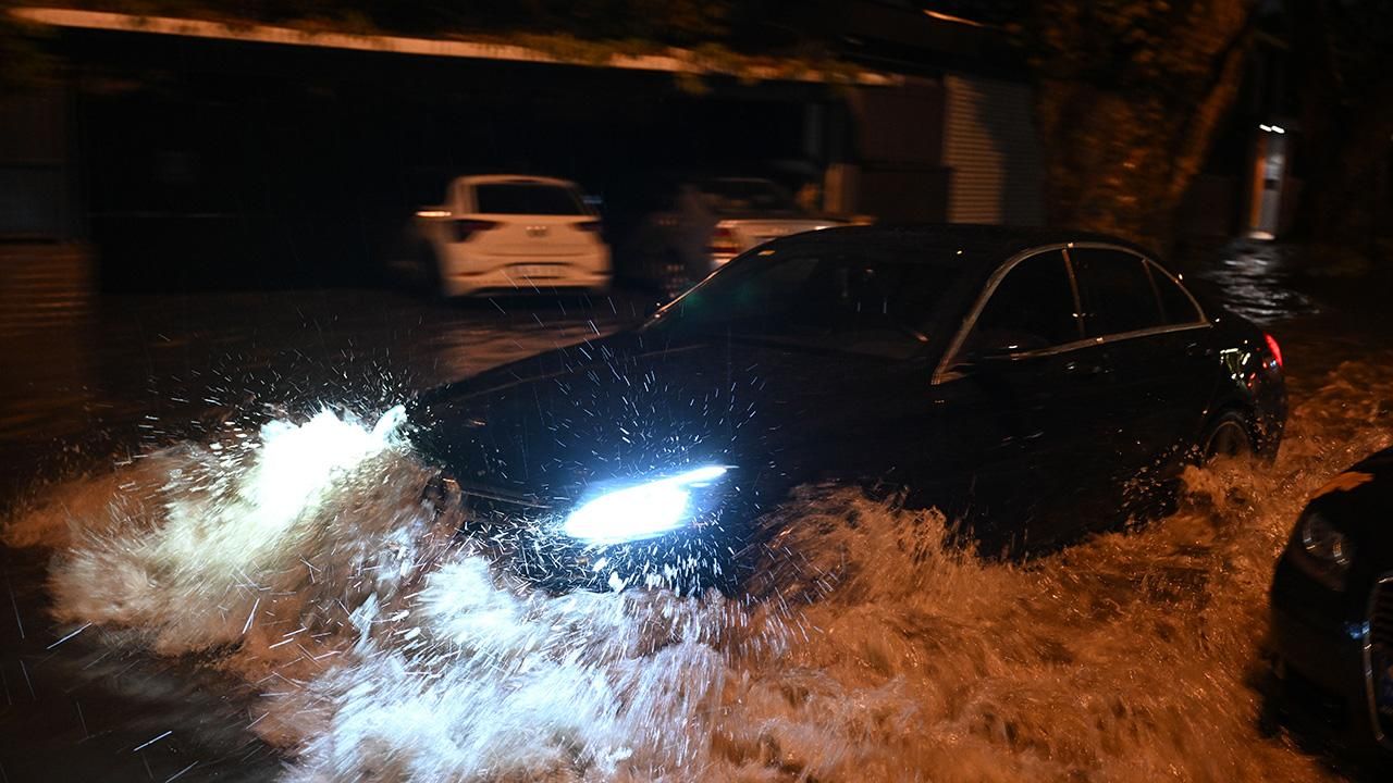 استانبولدە صاغاناق یاغیشین بیلانچوسی بللی اولدی: ١٢٧٧ صو باصقینی، ١٥ هیلان، ٤٧ محصور قالمه – İstanbul’da sağanak yağışın bilançosu belli oldu: 1277 su baskını, 15 heyelan, 47 mahsur kalma