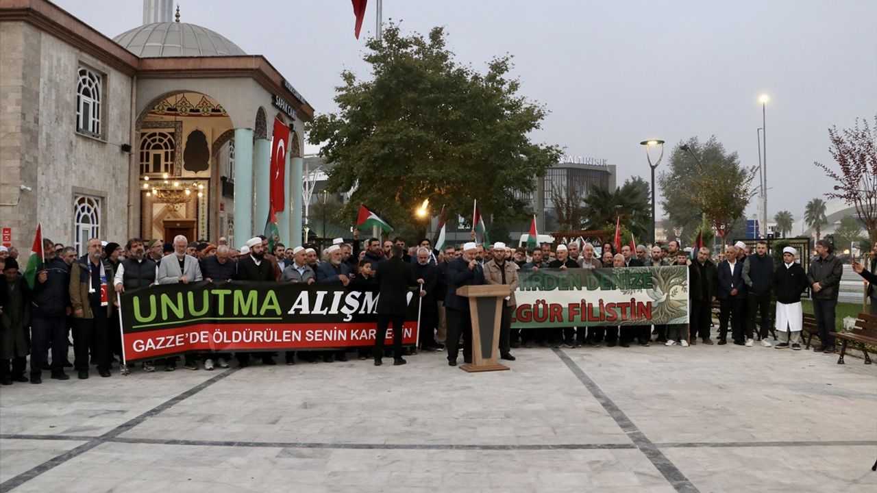 ساقاریەدە غزّە ایچون فوطوغراف آلانى: وطنداشلر یحیی سینوارڭ پوزینی جانلاندیردی – Sakarya’da Gazze için fotoğraf alanı: Vatandaşlar Yahya Sinvar’ın pozunu canlandırdı