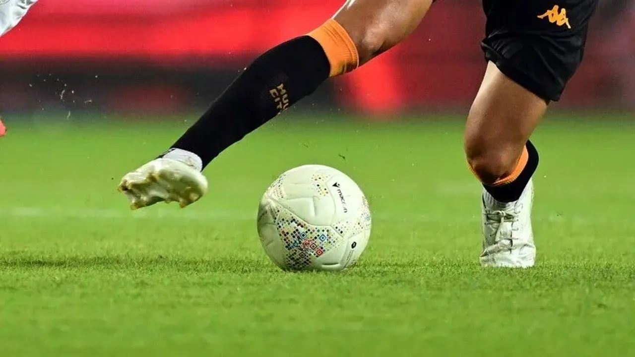 انگلیز فوطبولی بویوك مالی ریسكلرله قارشی قارشییه، دوزنلەییجی قوروم اویاردی. – İngiliz futbolu büyük mali risklerle karşı karşıya, düzenleyici kurum uyardı.