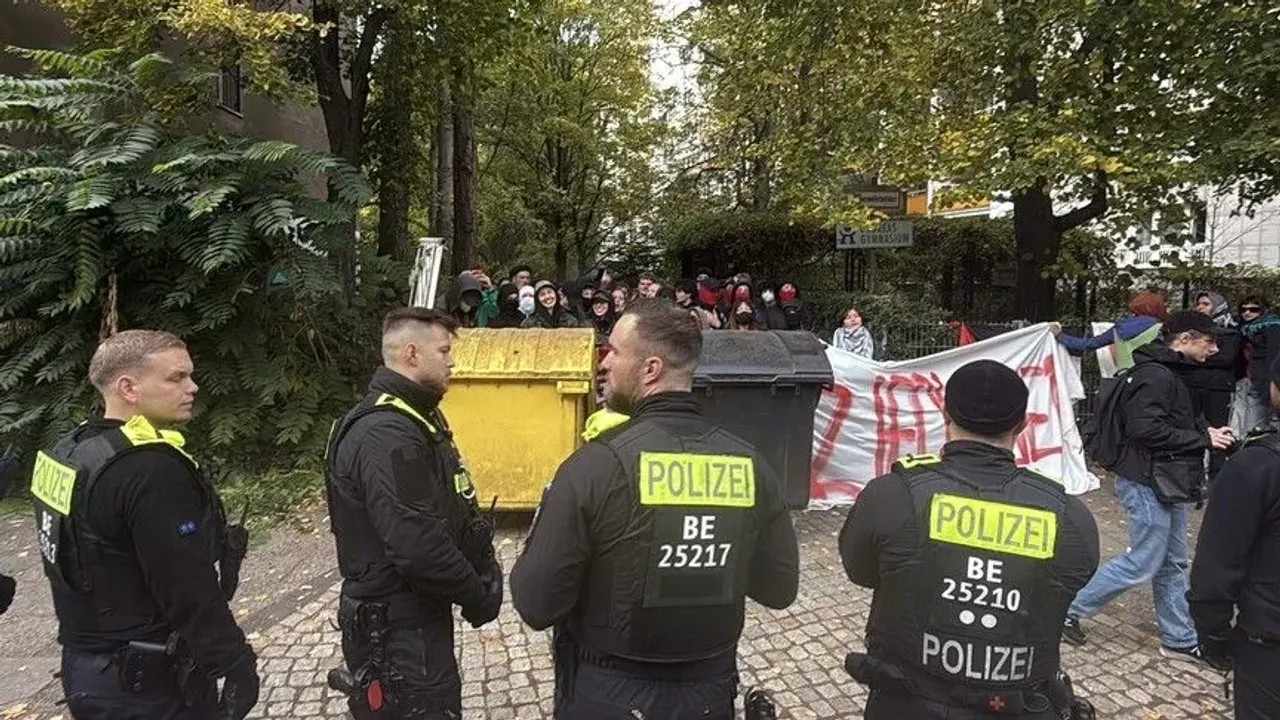 برلڭدە أوگرنجیلردن فرانسەدەكی پروتستولرە دستك – Berlin’de öğrencilerden Fransa’daki protestolara destek