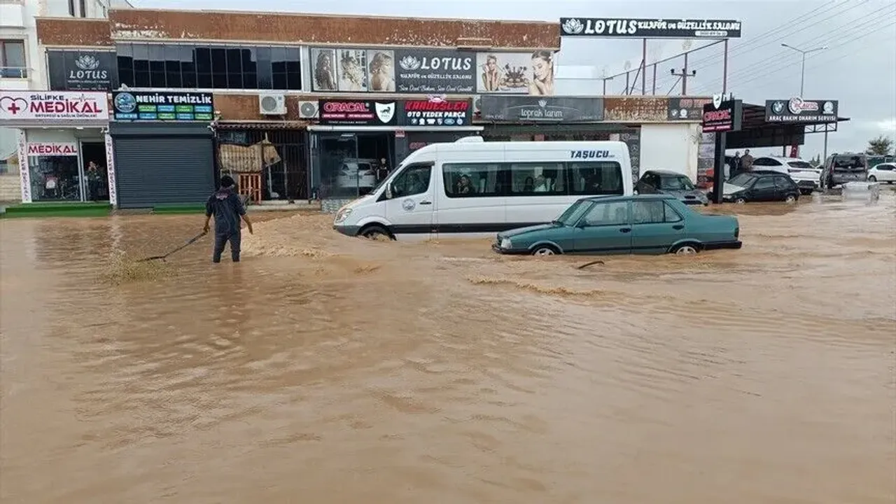 مرسیندە صاغاناق صو باصقینلرنە نەدن اولدی – Mersin’de sağanak su baskınlarına neden oldu