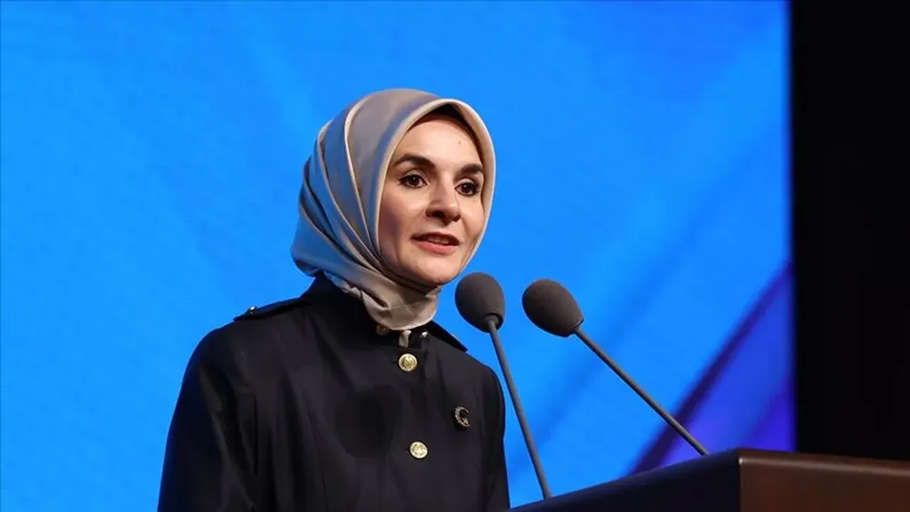 باقان گوکداش، قاشدەكی دردز ببكلرڭ عائلەسییله گوروشدی – Bakan Göktaş, Kaş’taki dördüz bebeklerin ailesiyle görüştü