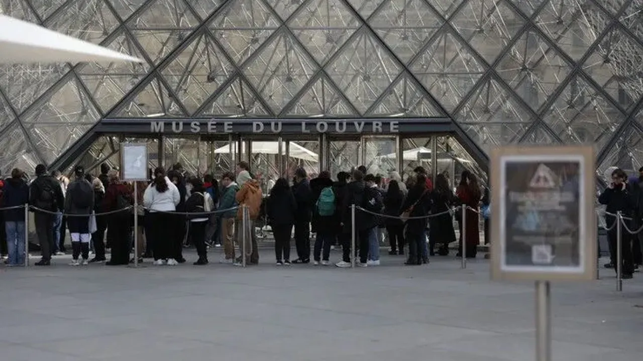 لوووره موزەسینڭ ینیلەمە مالیدنڭ یوزدە ٧٥ی بیلت گلیرلرندن قارشیلانلاناجق – Louvre Müzesi’nin yenileme maliyetinin yüzde 75’i bilet gelirlerinden karşılanacak