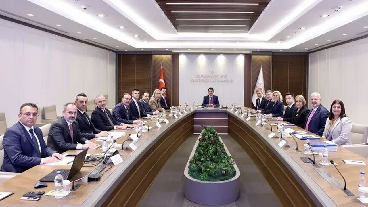 باقان قورومدن ازمیر بویوک شهر بلدیه باشقانی طوغای ایلە گوروشمه! – Bakan Kurum’dan İzmir Büyükşehir Belediye Başkanı Tugay ile görüşme!
