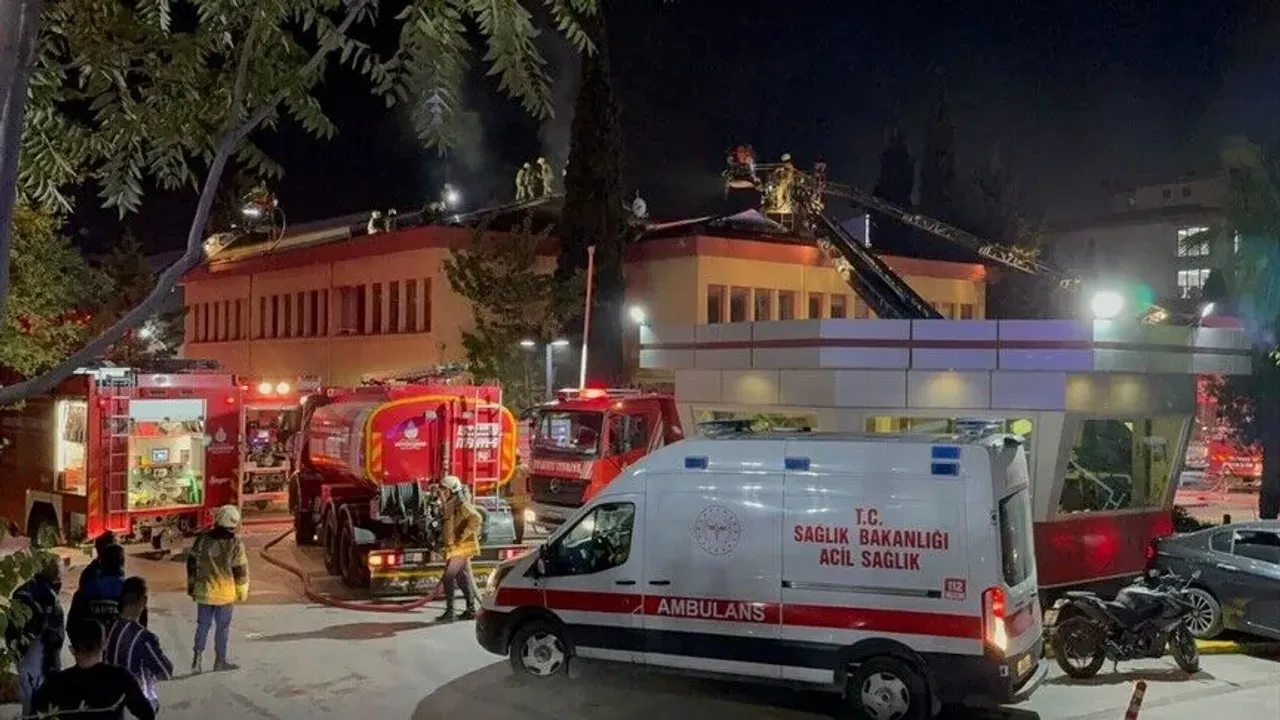 قارتال قوشویولو خستەخانەسینڭ چاتیسینده یانغین چیقتی – Kartal Koşuyolu Hastanesi’nin çatısında yangın çıktı
