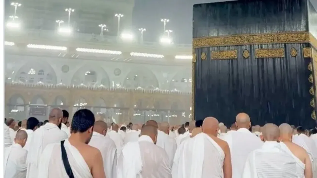 کعبەدە مسلمانلر صاغاناق التنده آقشام نمازی قلعدی – Kabe’de Müslümanlar sağanak altında akşam namazı kıldı