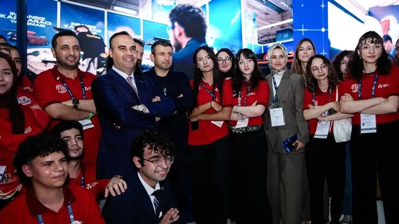 محمد فاتح قاجیر و سلچوق بایراقداردن أیاج ٢٠٢٦دە ستانت زیارتی – Mehmet Fatih Kacır ve Selçuk Bayraktar’dan IAC 2026’da stant ziyareti