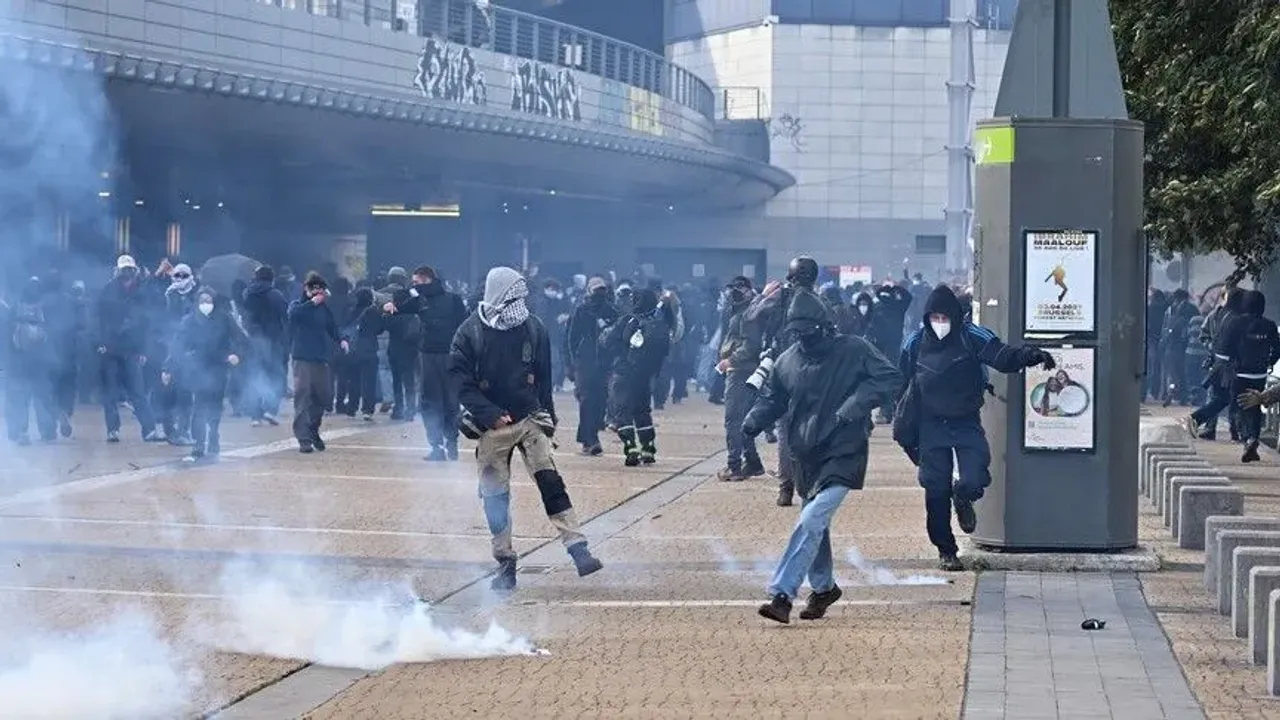 بروکسلدە پروتستولر شدتلندی: ١٥٠ کیشی گوز آلتیننده – Brüksel’de protestolar şiddetlendi: 150 kişi gözaltında