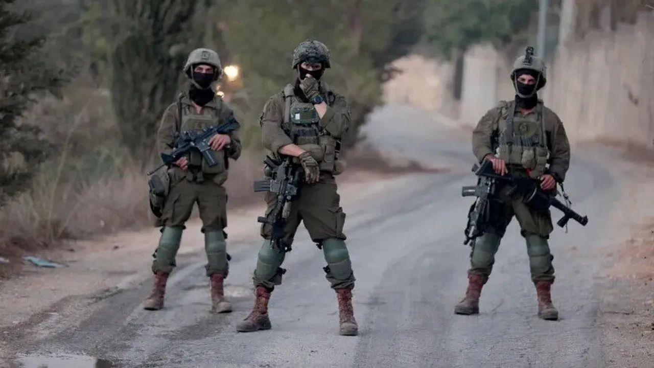 اسرائیل عسکرلری ال خلیل یاقینلرندە فلسطینلی قادینی داربەتدی! – İsrail askerleri El Halil yakınlarında Filistinli kadını darbetti!