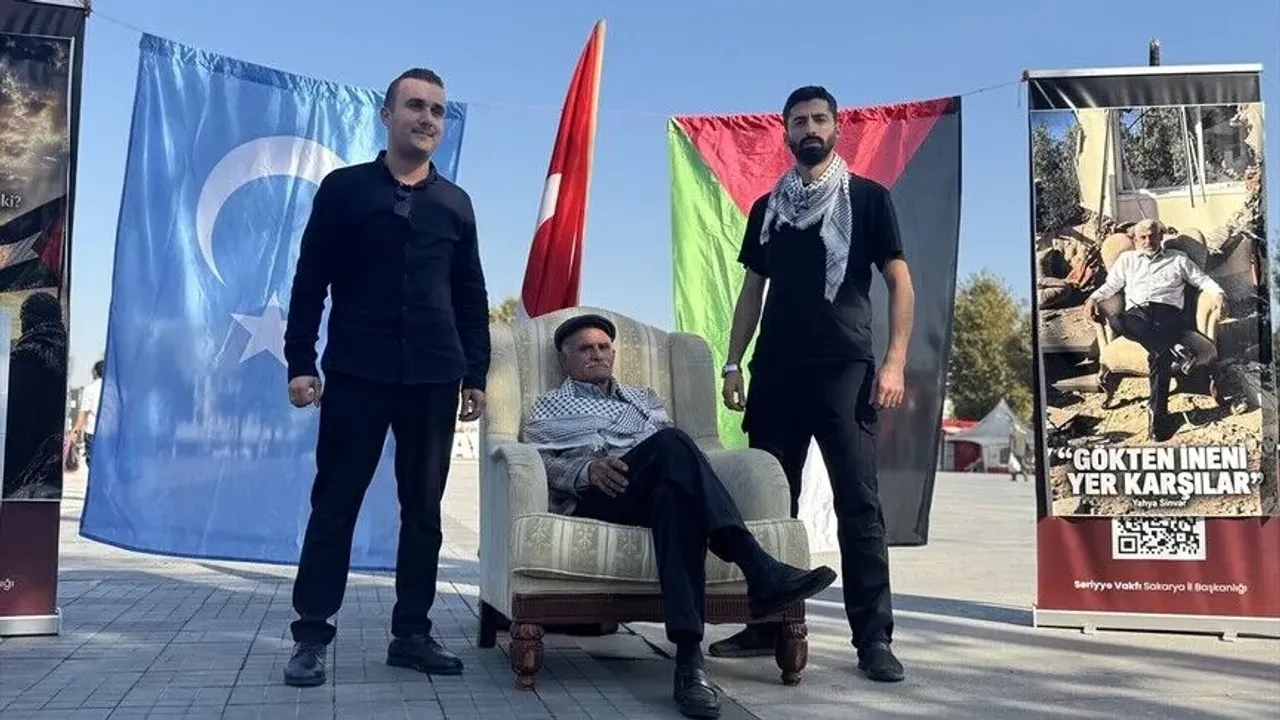 ساقاریەدە وطنداشلر، غزّەدەكی صوی قیریمە “سینوار پوزییله” تپکی ویردی – Sakarya’da vatandaşlar, Gazze’deki soykırıma “Sinvar pozuyla” tepki verdi