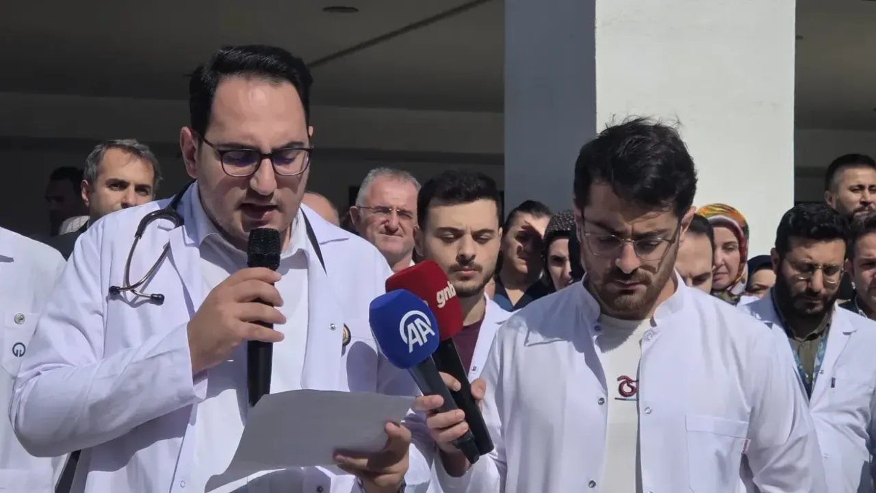 طرابزوندە صاغلق چالیشانلری و طب أوگرنجیلری غزّە ایچون طوپلاندی – Trabzon’da sağlık çalışanları ve tıp öğrencileri Gazze için toplandı