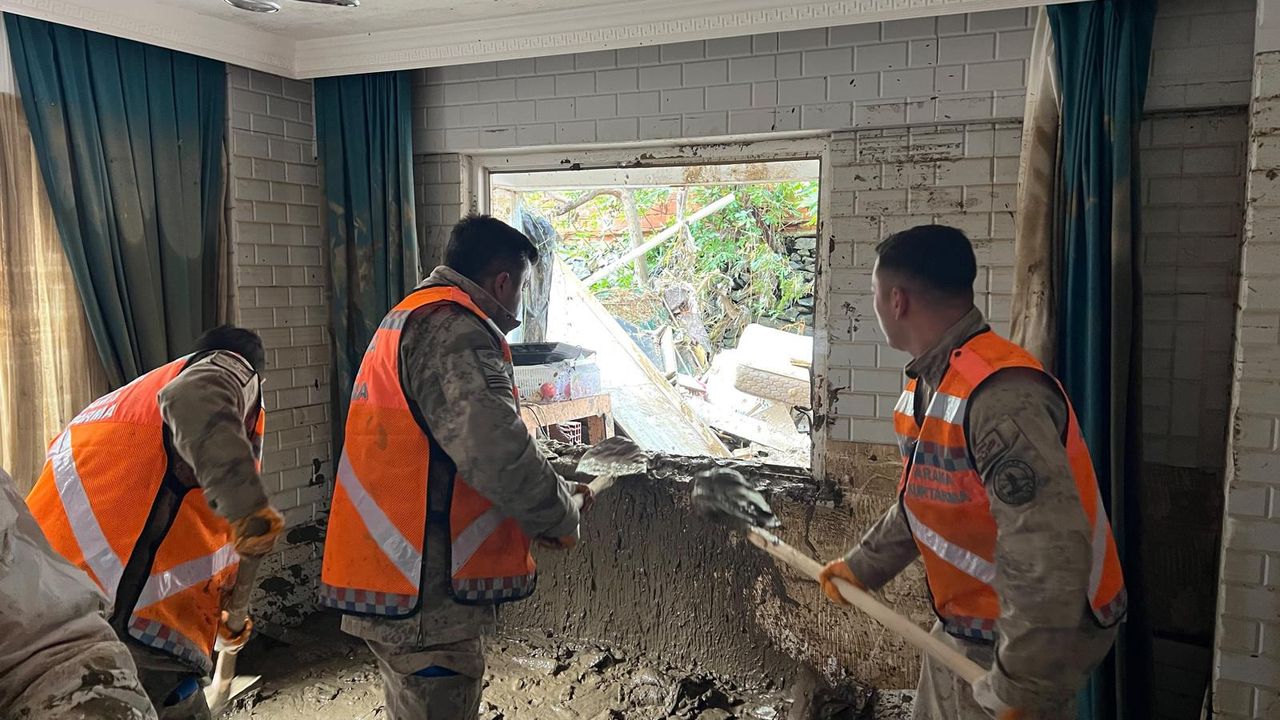 استانبولدە سیل صوڭرەسی تمیزلك چالیشمەلری سورویور – İstanbul’da sel sonrası temizlik çalışmaları sürüyor